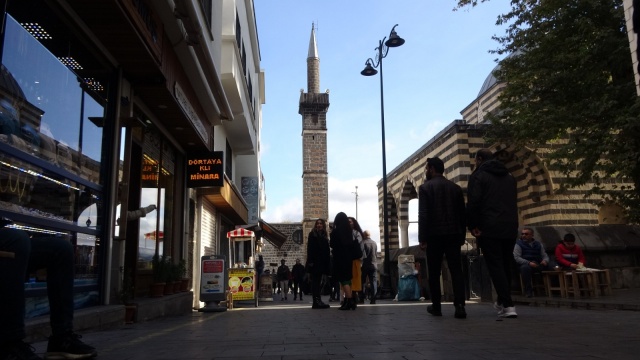 Diyarbakır’ın 'İstiklal Caddesi'ne yoğun ilgi