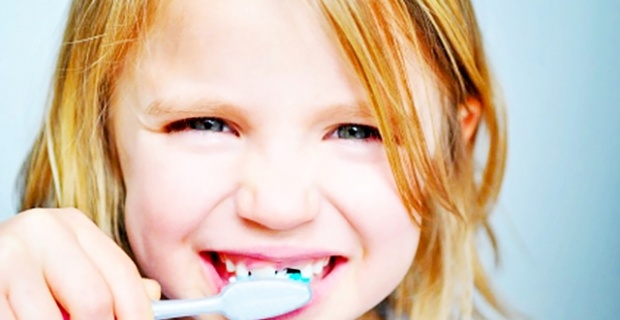 Çocuklar, günde en az 2 kez diş fırçalamalı