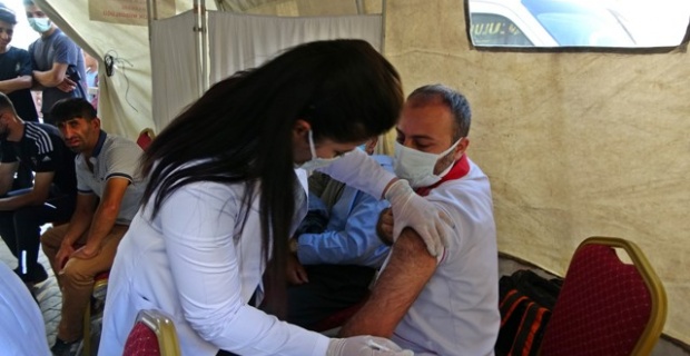 Yüksekova’da randevusuz aşı çadırına yoğun ilgi
