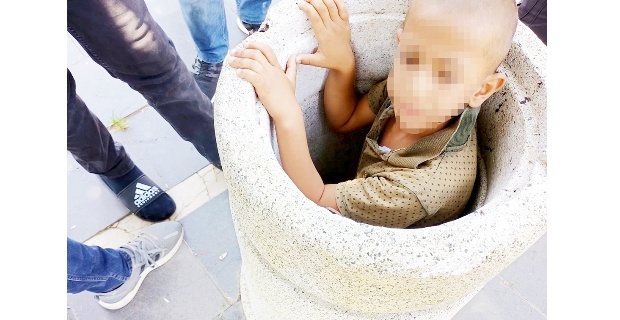 Beton çöp kutusuna sıkışan çocuk kurtarıldı