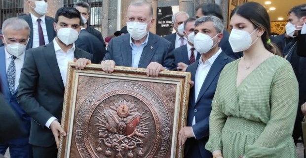 Özkılıç ailesinden Erdoğan’a  Ayetel Kürsi’li Osmanlı Tuğrası tablosu