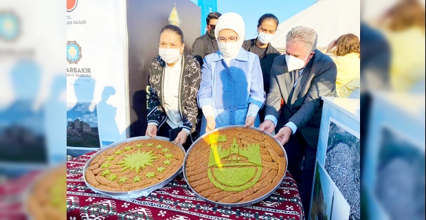 Emine Erdoğan Diyarbakır çadırını ziyaret etti