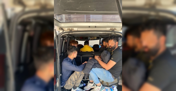 Durdurulan araçtan 8 düzensiz göçmen çıktı
