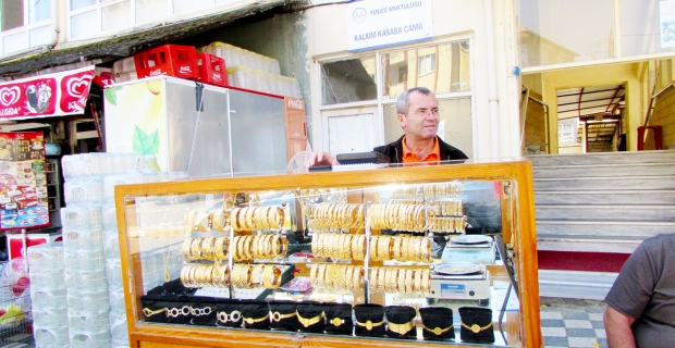 Simit satar gibi altın bilezik satıyor