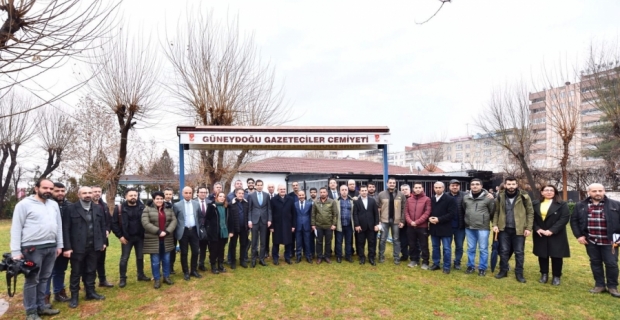 Diyarbakır Valisi: Kentte görev yapan gazetecilerle bir araya geldi 
