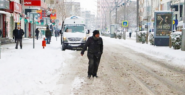 Diyarbakır’da Kar Yağışı Hayatı Durdurdu