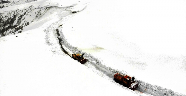 Batıda bahar, Muş’ta 8 metrelik karla mücadele
