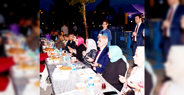 Vali Karaloğlu, vatandaşlarla iftar yaptı