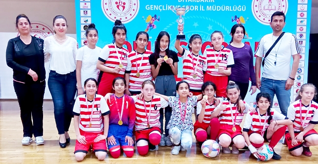 Bağlar’ın kızları futbolda Diyarbakır şampiyonu