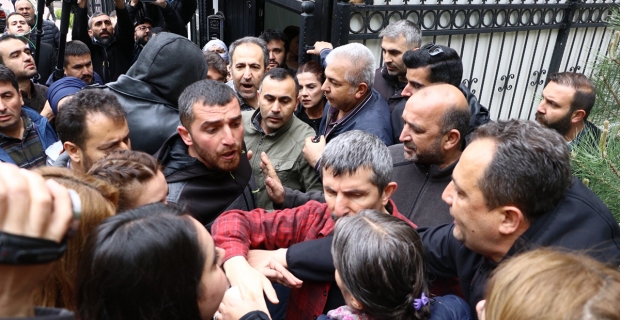HDP binasında 'siyah çelenk' gözaltısı