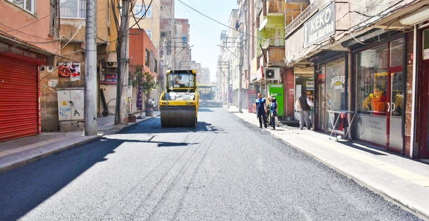 Girne Caddesi yeni asfaltla güzelleştiriliyor