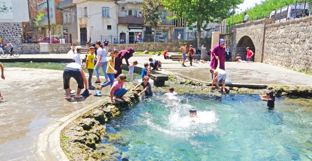 Çocuklar süs havuzlarına koştu