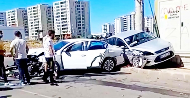 Diyarbakır'da iki otomobil  kafa kafaya çarpıştı: 2 yaralı