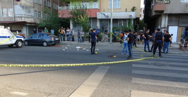 Diyarbakır’da cadde ortasında silahlı çatışma