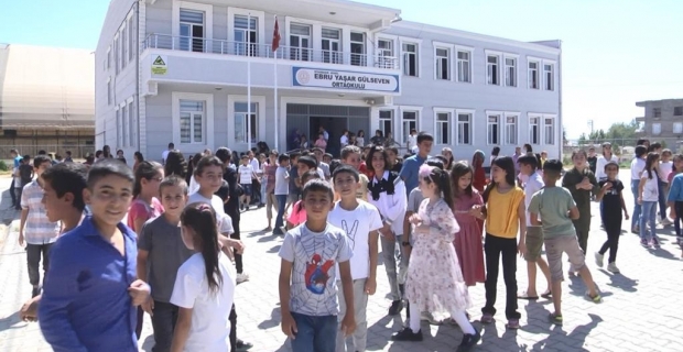 Ebru Yaşar Gülseven Ortaokulu'nda 407 öğrenci ders başı yaptı (VİDEO)