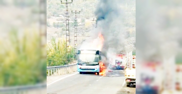 Diyarbakır'da belediye otobüsü seyir halindeyken yandı