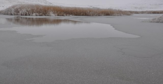 Kars’ta Lavaşın Gölü buz tuttu