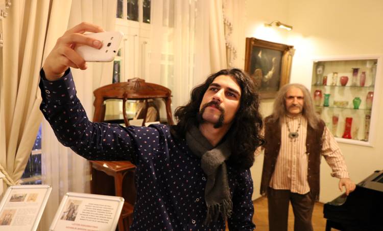 Barış Manço'nun evine ziyaretçi akını (Videolu)