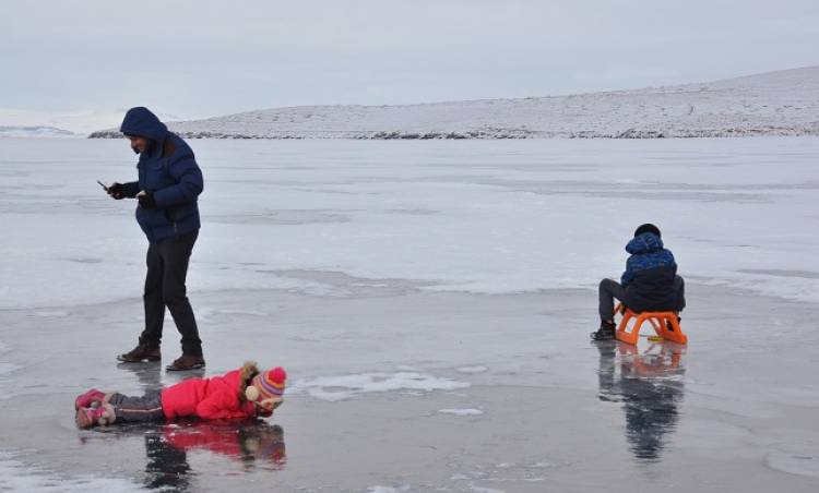 İlk kez buz gören çocuklar ne yapacağını şaşırdı