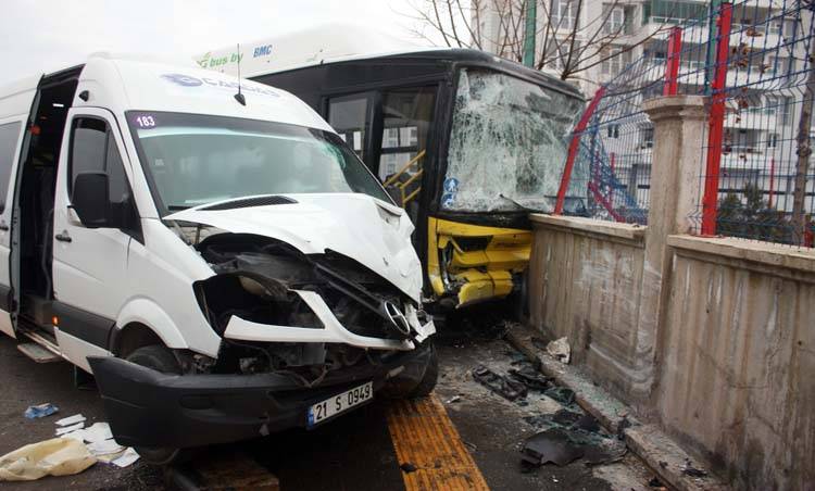 Servis minibüsü ile otobüs çarpıştı:  1'i ağır 22 kişi yaralı