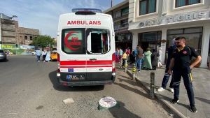 Ambulansın camını kırdılar