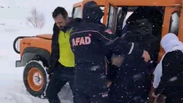 Mahsur kalan 23 yolcu AFAD tarafından kurtarıldı